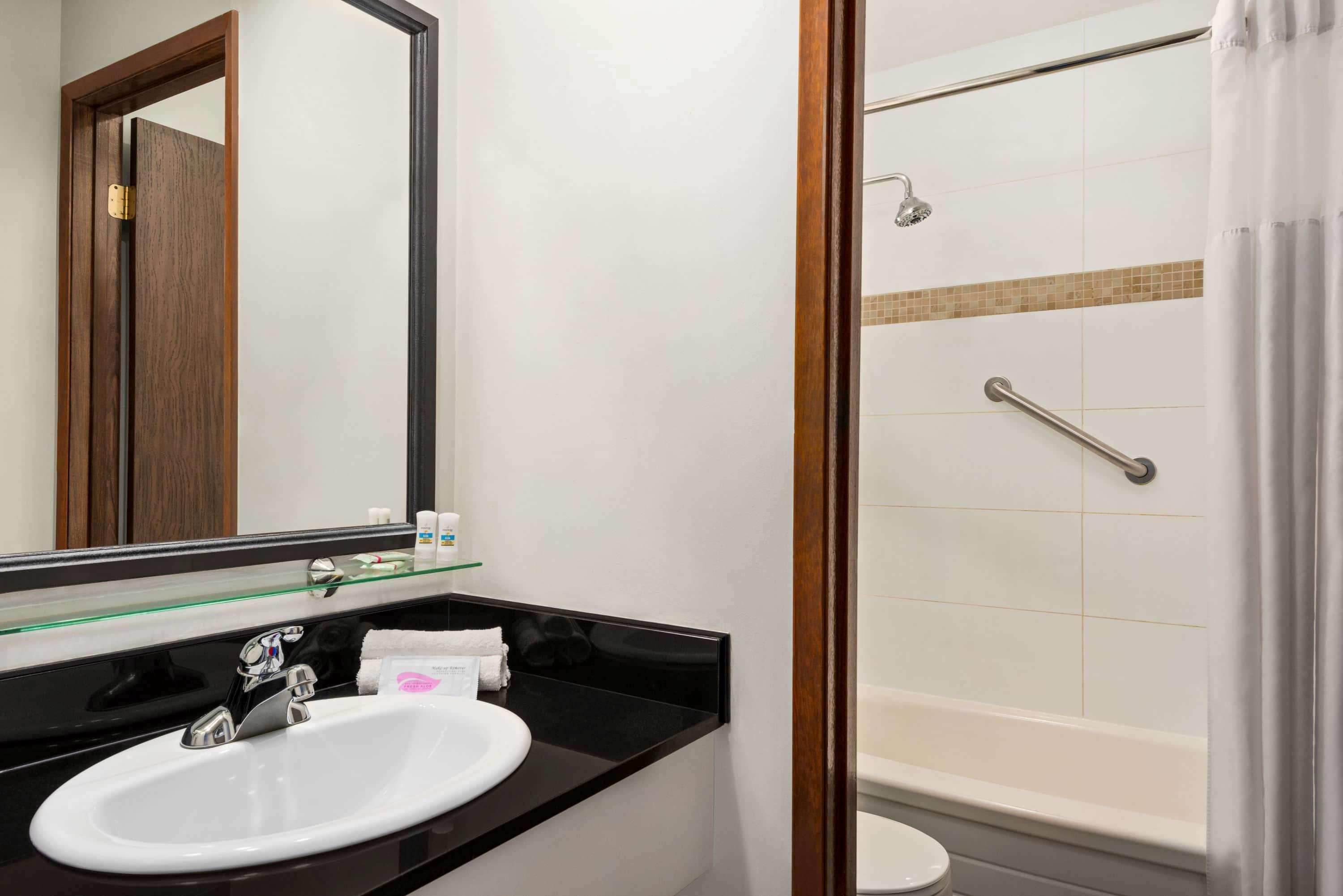 แทรเวลอดจ์ บาย วินด์แฮม แอบบอตส์ฟอร์ด เบเคอร์วิว Hotel อับบอทส์ฟอร์ด ภายนอก รูปภาพ